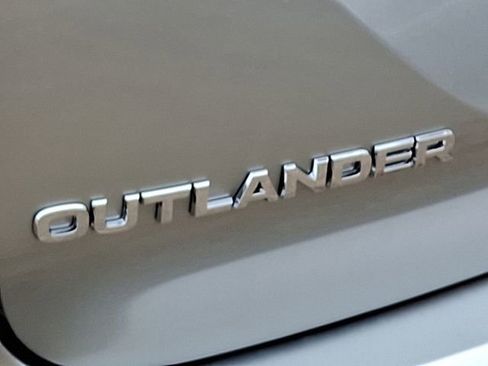 New 2025 Mitsubishi Outlander SE image 15