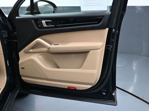 Used 2023 Porsche Cayenne Platinum Edition image 43
