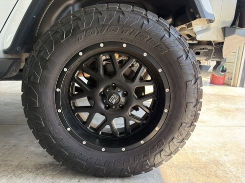 Used 2019 Jeep Wrangler Unlimited Sahara image 15