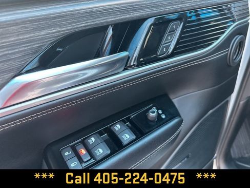 Used 2024 Jeep Wagoneer L Series II w/ Flexible Seating Group AWD/4WD image 15