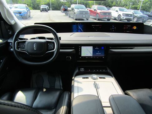 Used 2025 Lincoln Navigator Reserve AWD/4WD image 4