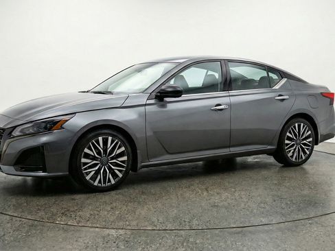 Used 2025 Nissan Altima 2.5 SV FWD image 3