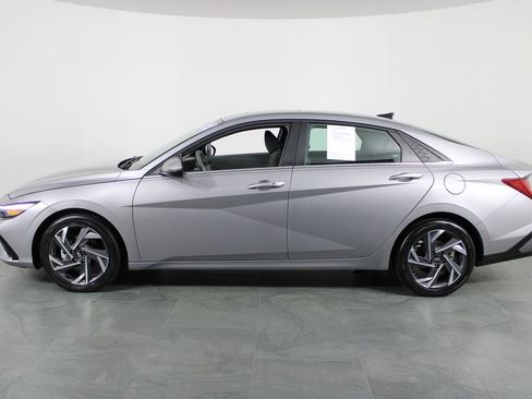 Used 2025 Hyundai Elantra SEL image 10