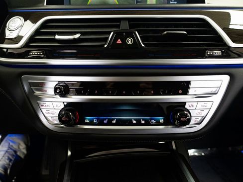 Used 2022 BMW M760i xDrive w/ Luxury Rear Seating Package AWD/4WD image 17