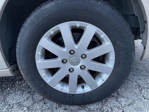 Used 2013 Chrysler Town & Country Touring FWD image 19