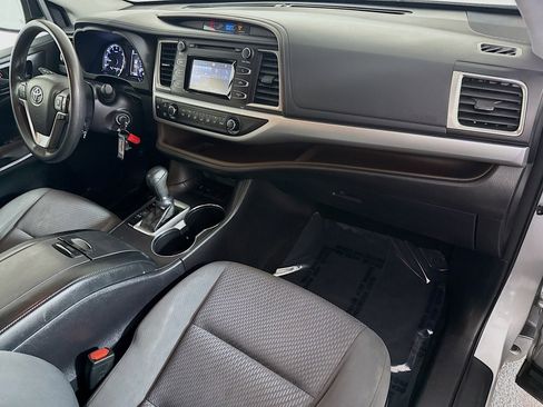 Used 2017 Toyota Highlander LE w/ Carpet Mat Package FWD image 29