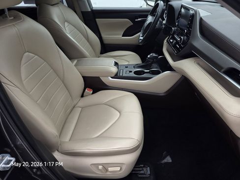 Used 2021 Toyota Highlander XLE FWD image 14