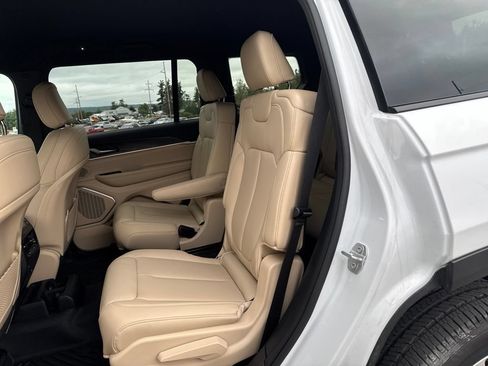 Used 2026 Jeep Grand Cherokee L Limited AWD/4WD image 6