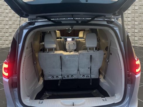 Used 2021 Chrysler Pacifica Touring-L FWD image 34