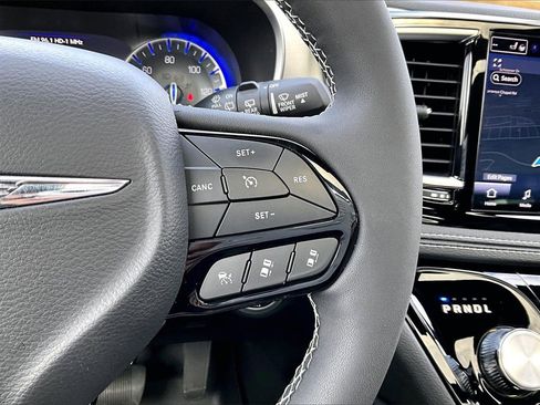 Used 2023 Chrysler Pacifica Limited w/ S Appearance Package image 30