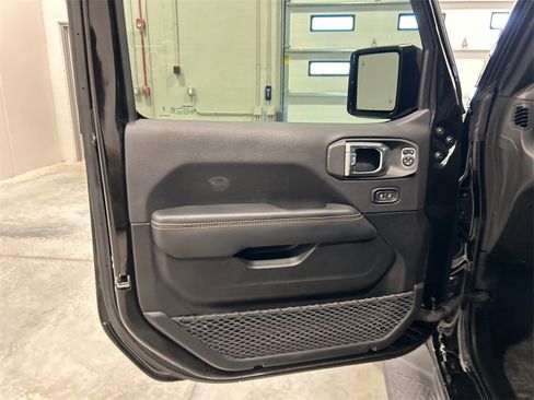 Used 2023 Jeep Gladiator Overland image 16
