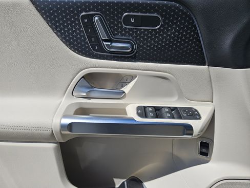 Certified 2025 Mercedes-Benz GLB 250 image 22