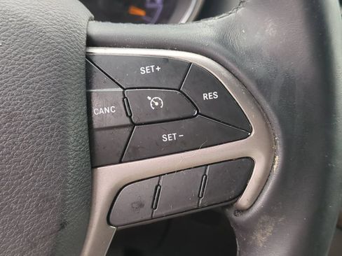 Used 2019 Jeep Grand Cherokee Laredo RWD image 28