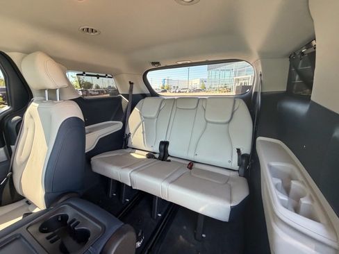 Used 2025 Kia Carnival EX FWD image 7