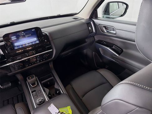 Used 2025 Nissan Pathfinder SL AWD/4WD image 23