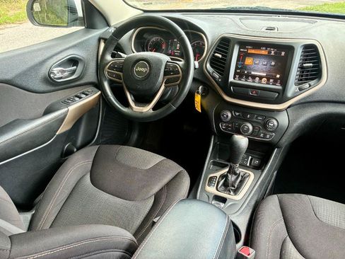 Used 2017 Jeep Cherokee Latitude FWD image 6