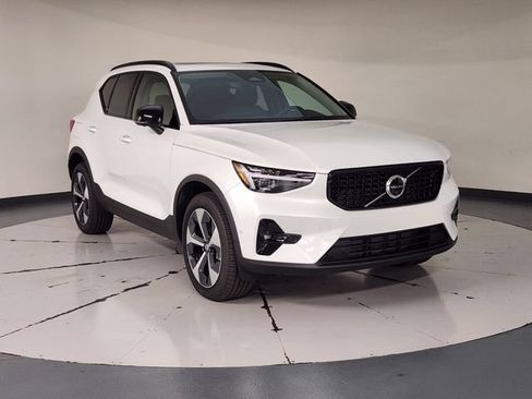 Certified 2026 Volvo XC40 B5 Plus AWD/4WD image 7