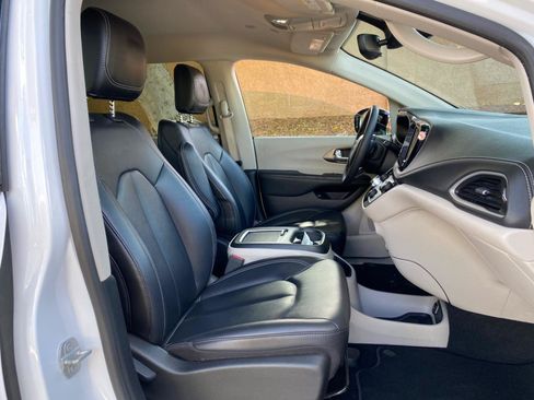 Used 2024 Chrysler Pacifica Limited FWD image 53