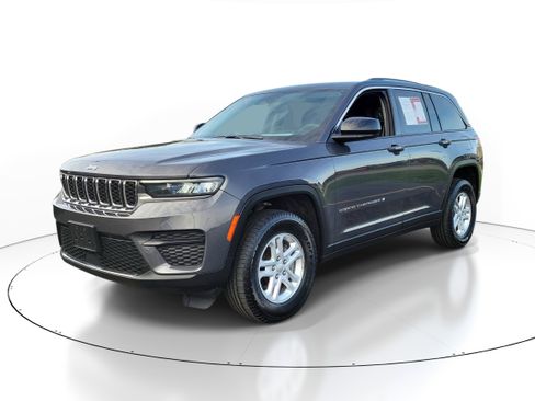 Used 2024 Jeep Grand Cherokee Laredo AWD/4WD image 2