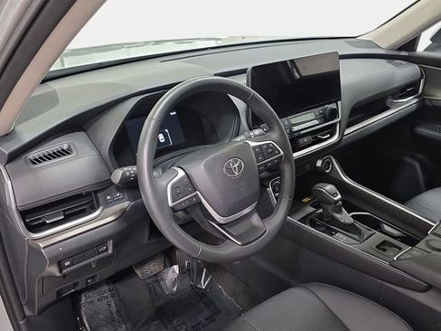 Used 2025 Toyota Grand Highlander AWD image 13
