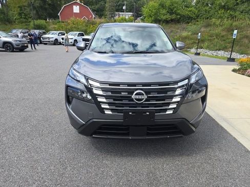Used 2025 Nissan Rogue SV image 2