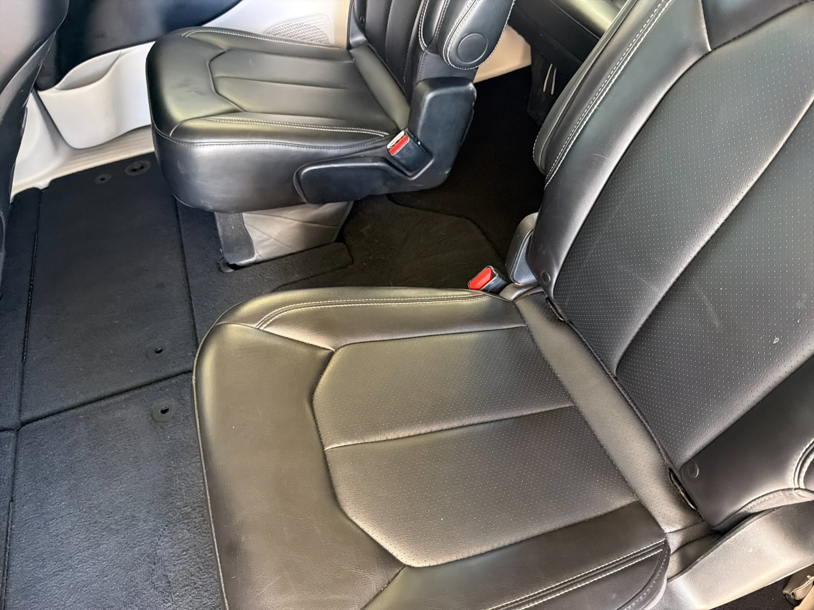 Used 2024 Chrysler Pacifica Touring-L FWD image 14