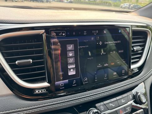 Used 2026 Chrysler Pacifica Limited FWD image 32