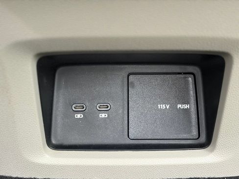 Used 2025 Volkswagen Atlas SE AWD/4WD image 14