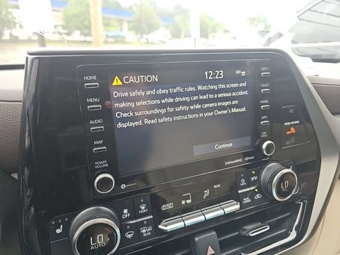 Used 2022 Toyota Highlander XLE AWD/4WD image 10