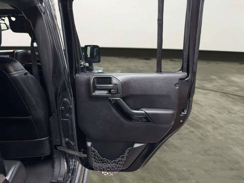 Used 2015 Jeep Wrangler Unlimited Sahara AWD/4WD image 17