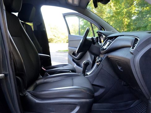 Used 2018 Chevrolet Trax LT w/ LT Convenience Package image 17