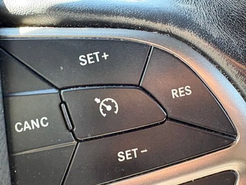 Used 2020 Jeep Grand Cherokee Limited w/ Luxury Group II RWD image 16