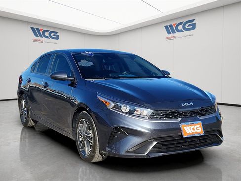 Used 2023 Kia Forte LXS image 2