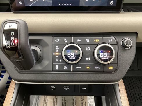 Used 2023 Land Rover Defender 110 SE AWD/4WD image 18