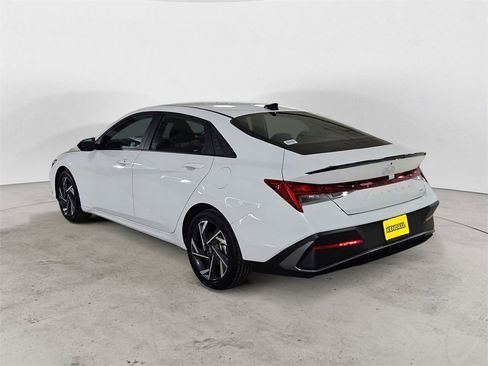 Used 2025 Hyundai Elantra SEL image 3