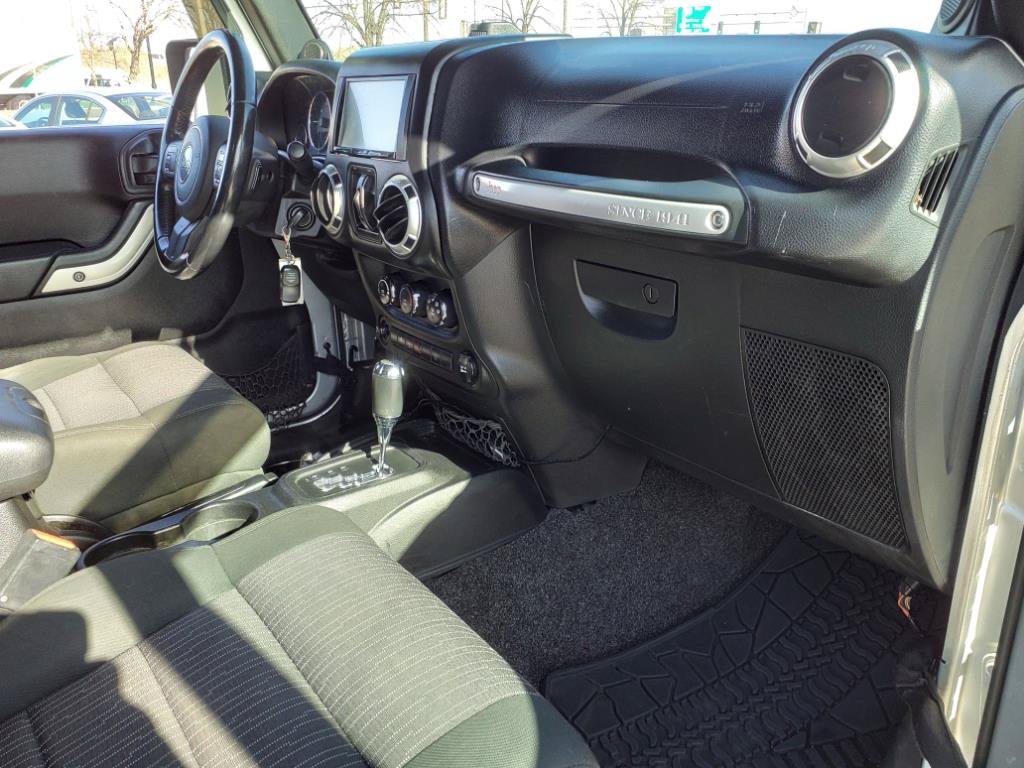 Used 2012 Jeep Wrangler Unlimited Rubicon w/ Max Tow Pkg AWD/4WD image 21
