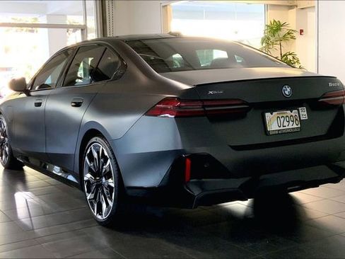 Used 2025 BMW 550e xDrive w/ Executive Package image 5