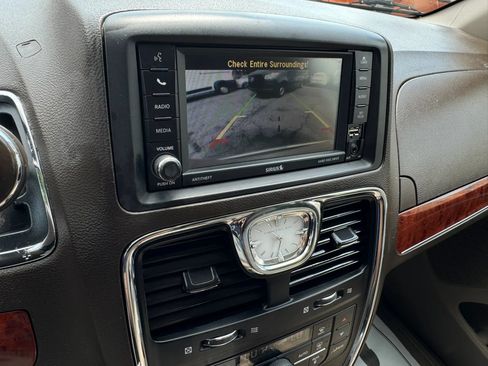 Used 2013 Chrysler Town & Country Touring FWD image 20