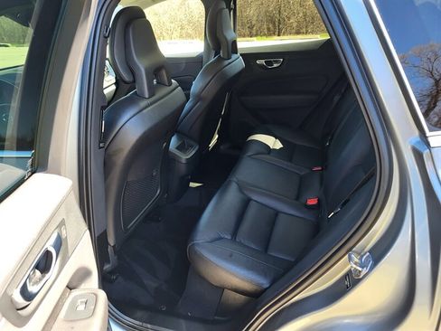 Used 2018 Volvo XC60 T6 Momentum w/ Advanced Package image 13