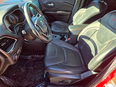 Used 2019 Jeep Cherokee Trailhawk image 10