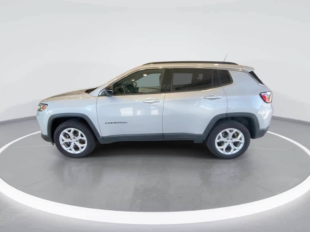 Used 2024 Jeep Compass Latitude AWD/4WD image 5