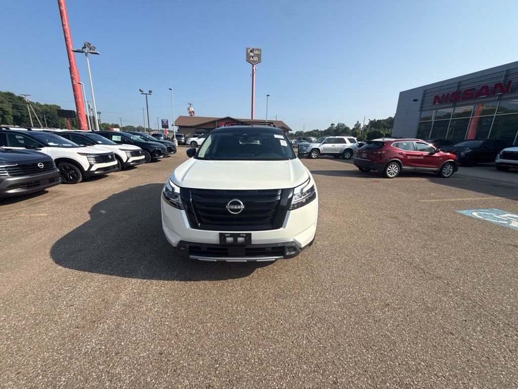 Used 2023 Nissan Pathfinder SL w/ Black Appearance Package AWD/4WD image 3