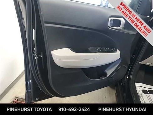 Used 2025 Hyundai Venue SEL image 4