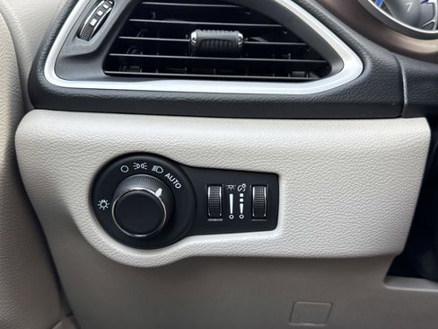 Used 2023 Chrysler Voyager LX FWD image 19