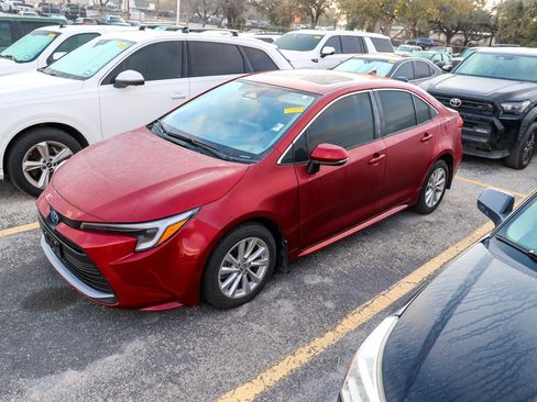 Used 2024 Toyota Corolla XLE image 3