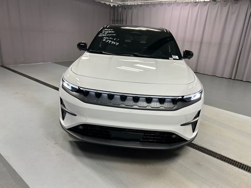 Used 2024 Jeep Wagoneer Launch Edition image 2