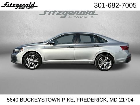 Used 2024 Volkswagen Jetta SE image 4