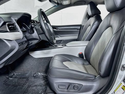 Used 2019 Toyota Camry XLE FWD image 8