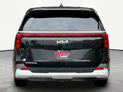 Used 2025 Kia Carnival FWD image 5