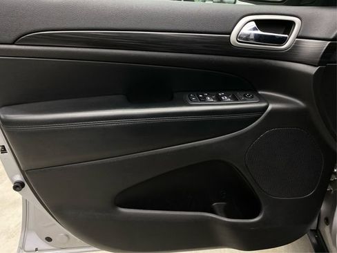 Used 2019 Jeep Grand Cherokee Laredo w/ 18" Wheel & 8.4" Radio Group AWD/4WD image 25